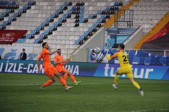 Süper Lig: Bb Erzurumspor: 1 - Medipol Başakşehir: 0 (İlk Yarı)