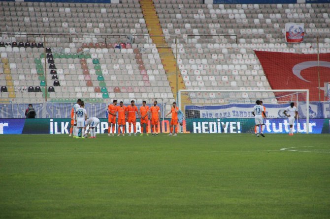 Süper Lig: Bb Erzurumspor: 1 - Medipol Başakşehir: 0 (İlk Yarı)