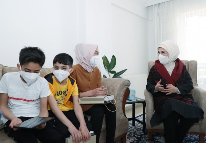 Emine Erdoğan, Suriyeli Bir Aileyi Ziyaret Etti