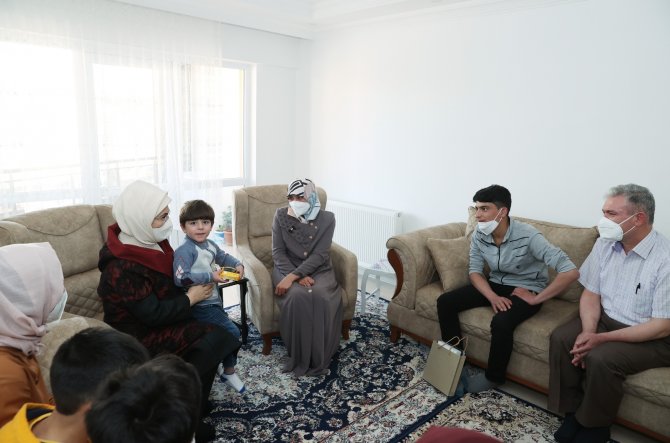 Emine Erdoğan, Suriyeli Bir Aileyi Ziyaret Etti
