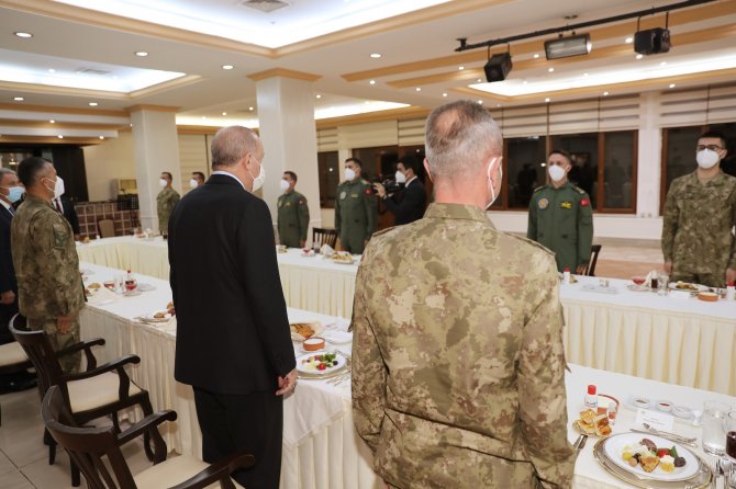 Cumhurbaşkanı Erdoğan, Askerlerle İftar Yaptı