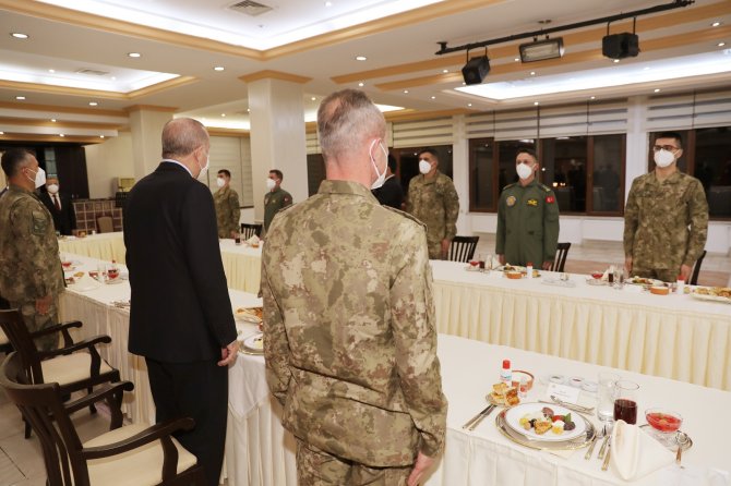 Cumhurbaşkanı Erdoğan, Askerlerle İftar Yaptı