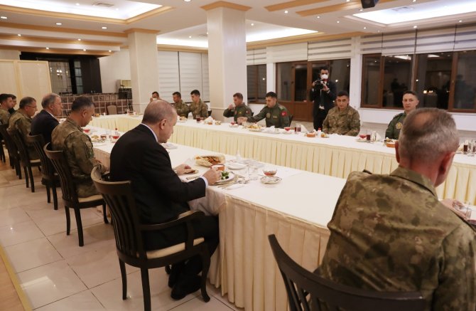 Cumhurbaşkanı Erdoğan, Askerlerle İftar Yaptı