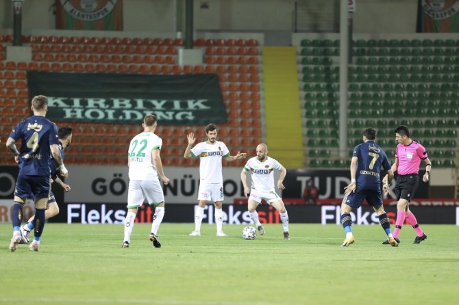 Süper Lig: Alanyaspor: 0 - Fenerbahçe: 0 (İlk Yarı)