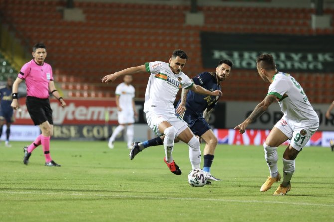 Süper Lig: Alanyaspor: 0 - Fenerbahçe: 0 (İlk Yarı)