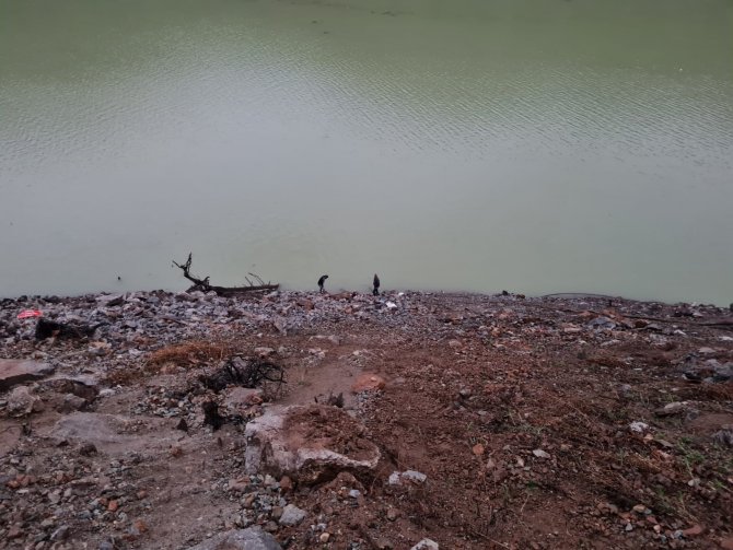 Gümüşhane’de Otomobil Bariyeri Olmayan Baraja Düştü: 1 Ölü, 1 Yaralı