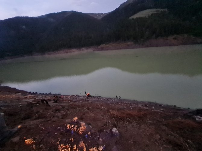 Gümüşhane’de Otomobil Bariyeri Olmayan Baraja Düştü: 1 Ölü, 1 Yaralı