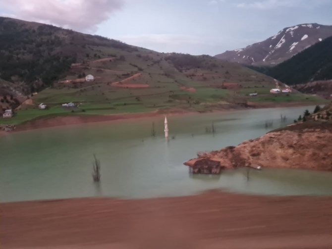 Gümüşhane’de Otomobil Bariyeri Olmayan Baraja Düştü: 1 Ölü, 1 Yaralı