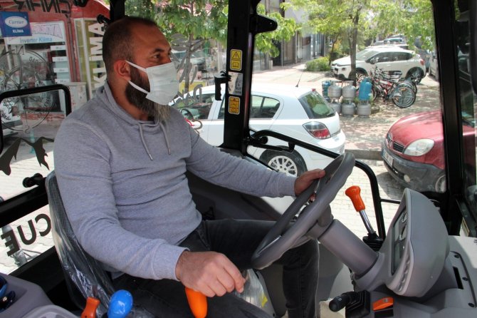 Arkadaşlarına Kızdı, Otomobilini Bırakıp Traktör Aldı
