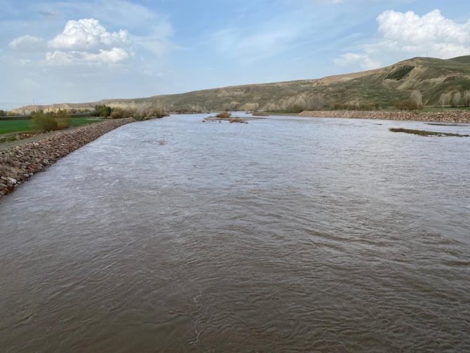 Eriyen Karlar Aras Nehri’nde Su Seviyesini Yükseltti, Araziler Su Altında Kaldı