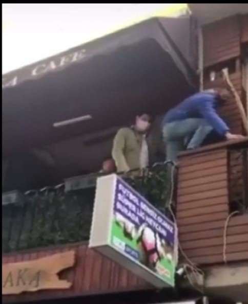 Polisi Görünce Kafenin Balkonundan Yan Balkona Böyle Kaçtılar