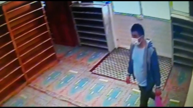 Kitap Okuyormuş Gibi Yaptı, Fitre Zarflarını Çaldı