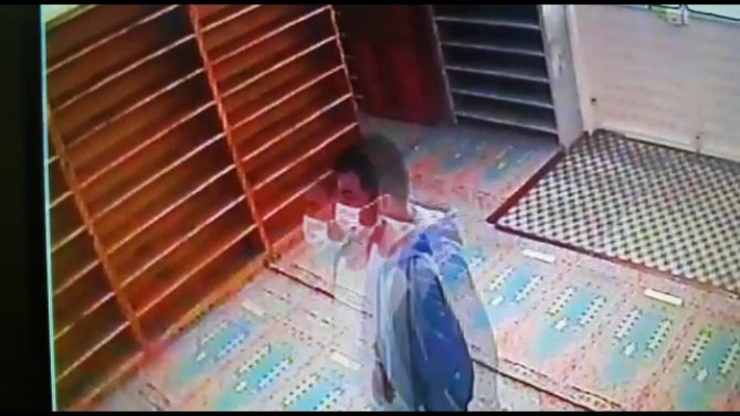 Kitap Okuyormuş Gibi Yaptı, Fitre Zarflarını Çaldı