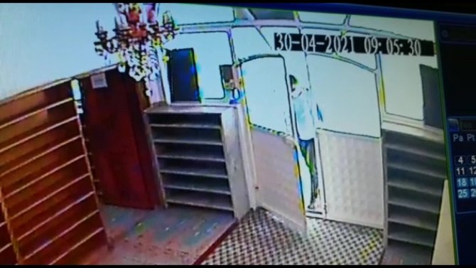 Kitap Okuyormuş Gibi Yaptı, Fitre Zarflarını Çaldı