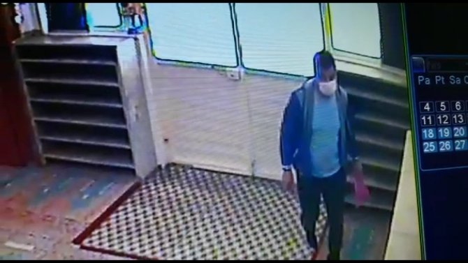 Kitap Okuyormuş Gibi Yaptı, Fitre Zarflarını Çaldı