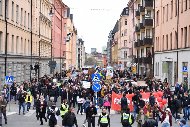 İsveç’te 1 Mayıs Yürüyüşü Covid-19 Protestosuna Dönüştü