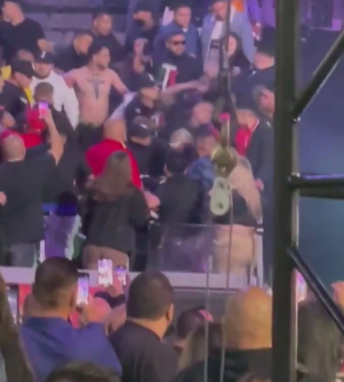 Boksörler Ringde, Taraftarlar Tribünde Yumruk Yumruğa