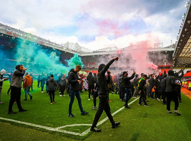 Manchester United Taraftarları Old Trafford’ta Protesto Düzenledi