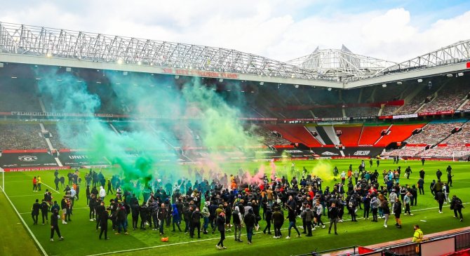 Manchester United Taraftarları Old Trafford’ta Protesto Düzenledi