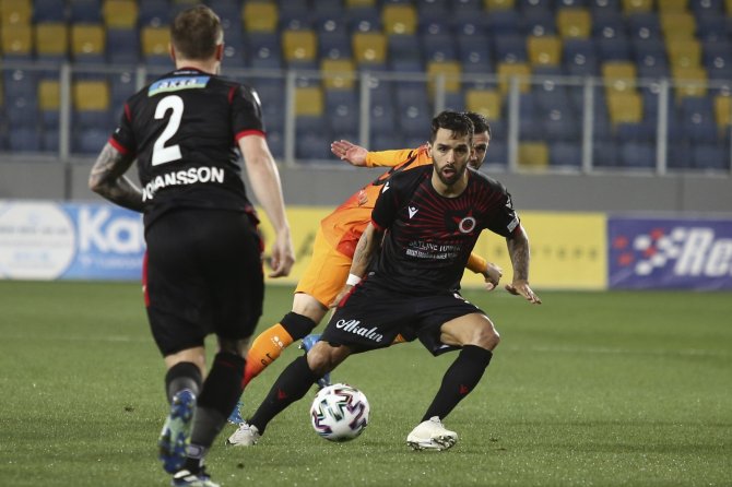 Süper Lig: Gençlerbirliği: 0 - Galatasaray: 1 (İlk Yarı)