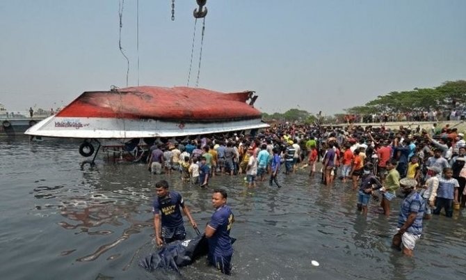 Bangladeş’te Sürat Teknesi İle Yük Gemisi Çarpıştı: 26 Ölü