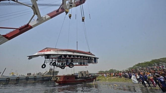 Bangladeş’te Sürat Teknesi İle Yük Gemisi Çarpıştı: 26 Ölü