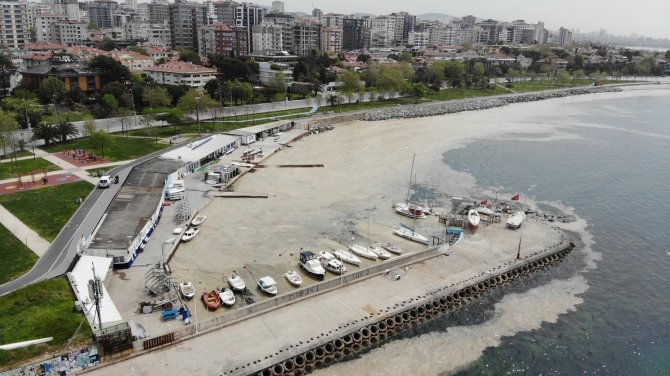 Caddebostan Sahili’nde Deniz Salyası Tedirginliği Artarak Devam Ediyor