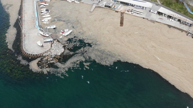 Caddebostan Sahili’nde Deniz Salyası Tedirginliği Artarak Devam Ediyor