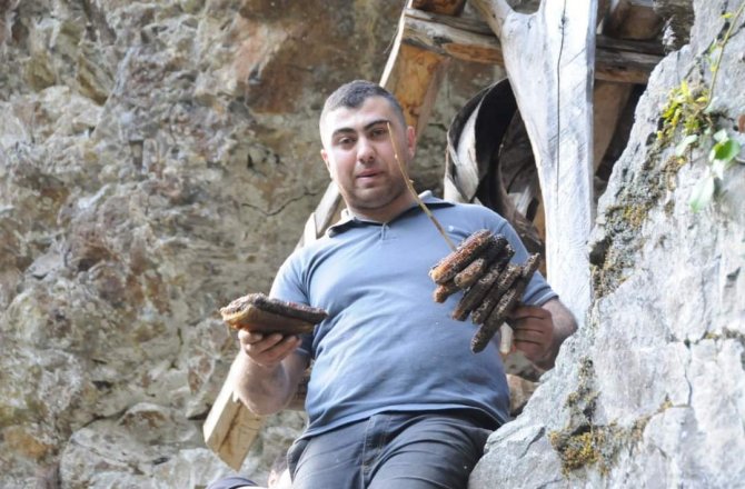 Önce Yatağına Yatmış Sonra Kovanlarını Parçalamış