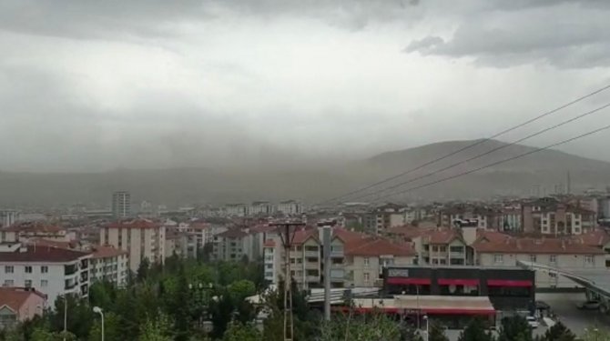 Fırtına Toz Bulutları Oluşturdu, Binaların Çatı Ve Dış Yalıtımını Söktü