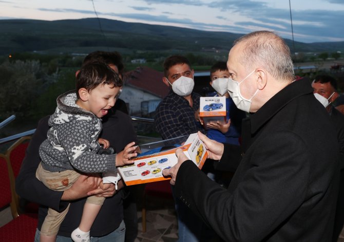 Cumhurbaşkanı Erdoğan, Ayaşlı Çiftçi Bir Aileye İftarda Misafir Oldu