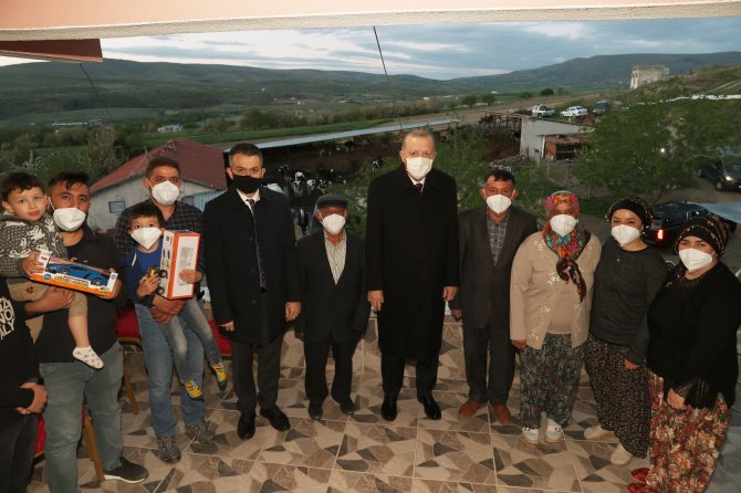 Cumhurbaşkanı Erdoğan, Ayaşlı Çiftçi Bir Aileye İftarda Misafir Oldu