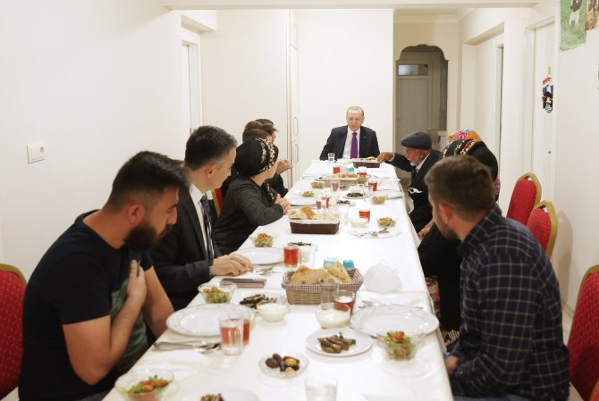 Cumhurbaşkanı Erdoğan, Ayaşlı Çiftçi Bir Aileye İftarda Misafir Oldu