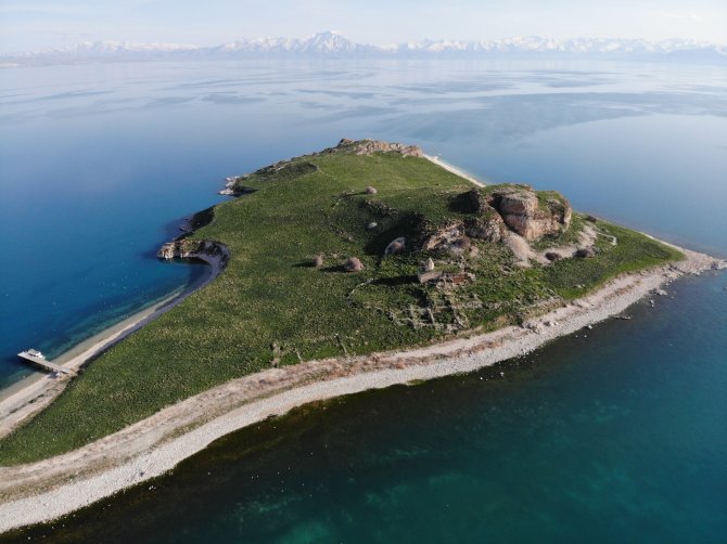 Van Gölü’nün El Değmemiş Güzelliği ’Çarpanak Adası’ Baharla Bambaşka Güzel
