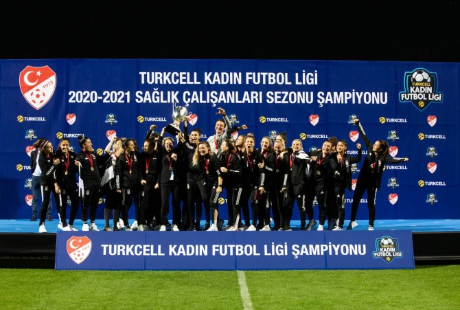 Turkcell Kadın Futbol Ligi’nin İlk Ödülü Sağlık Çalışanlarına