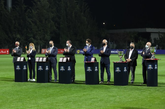 Turkcell Kadın Futbol Ligi’nin İlk Ödülü Sağlık Çalışanlarına