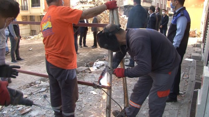 Zeytinburnu’nda Çöken Binanın Çevresi Güvenlik Amaçlı Barikatlarla Kapatıldı