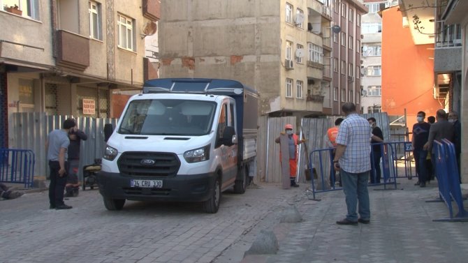 Zeytinburnu’nda Çöken Binanın Çevresi Güvenlik Amaçlı Barikatlarla Kapatıldı