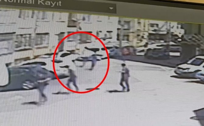 Sokakta Yürüyen Gençlere Silahlı Saldırı: 2 Kişinin Vurulduğu Anlar Kamerada
