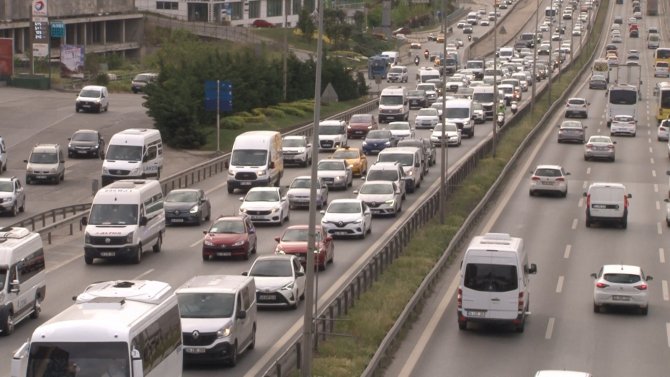İstanbul’da Tam Kapanmada Hafta Sonu Öncesi Trafik Yoğunluğu