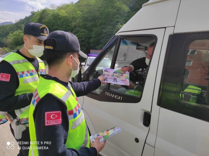 Jandarma Sürücüleri Bilgilendirdi, Çocukları Sevindirdi