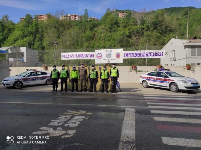 Jandarma Sürücüleri Bilgilendirdi, Çocukları Sevindirdi