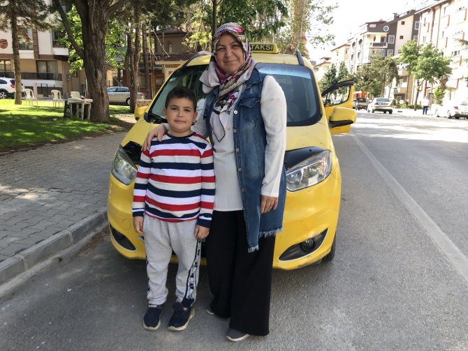 3 Çocuk Annesi İsmihan Topak Aile Ekonomisine Katkı İçin 5 Yıldır Taksicilik Yapıyor