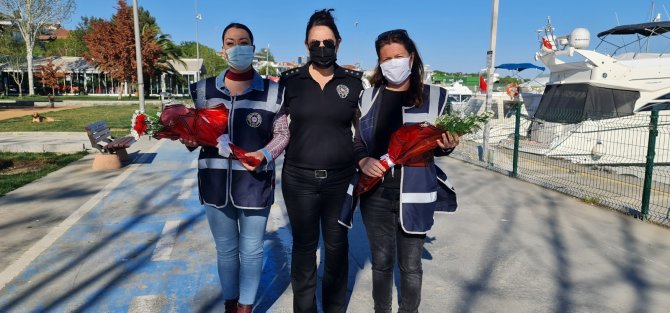 Bakırköy’de Görevi Başındaki Kadın Polislere Anneler Günü’nde Çiçek Sürprizi