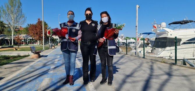 Bakırköy’de Görevi Başındaki Kadın Polislere Anneler Günü’nde Çiçek Sürprizi