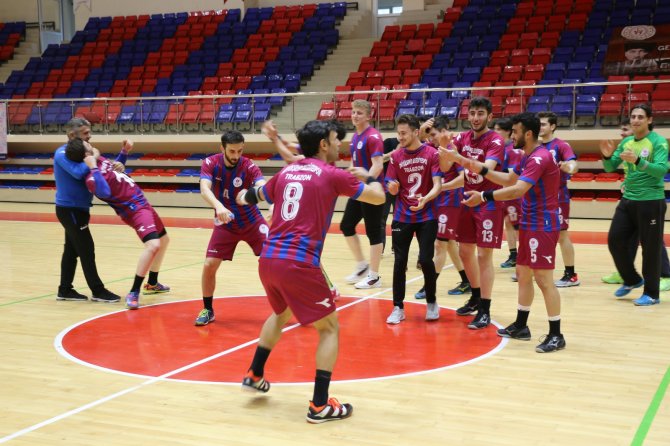 Karadeniz Ekibi Erkekler Hentbol Süper Ligi’ne Yükselmeyi Kolbastı İle Kutladı