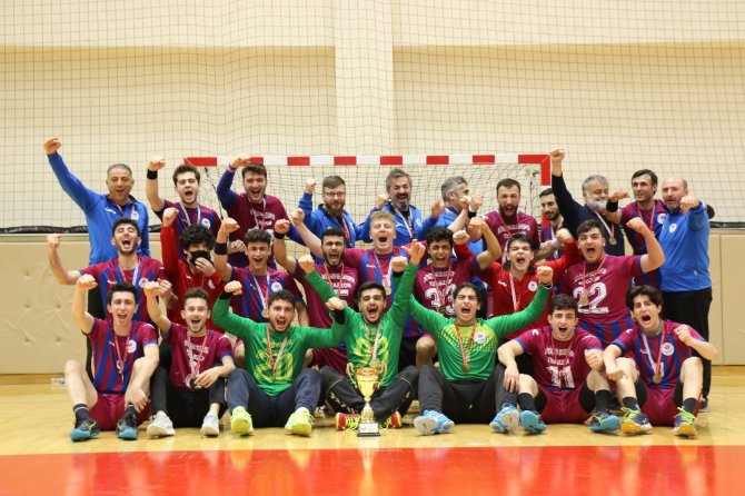 Karadeniz Ekibi Erkekler Hentbol Süper Ligi’ne Yükselmeyi Kolbastı İle Kutladı