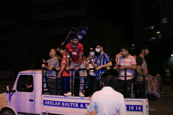 Adana Demirsporlu Taraftalar Şampiyonluğu Araçlarıyla Konvoy Yaparak Kutluyor