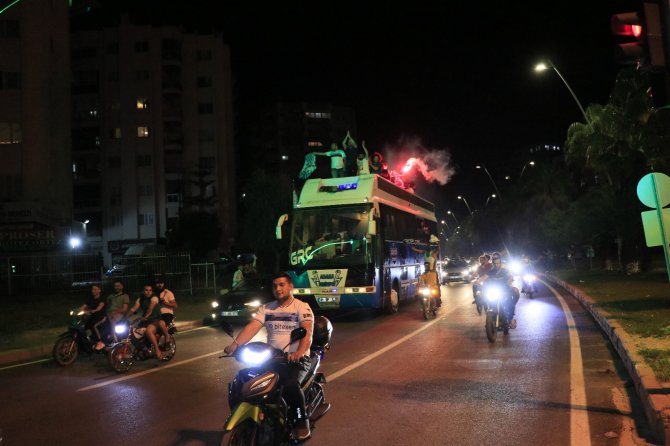 Adana Demirsporlu Taraftalar Şampiyonluğu Araçlarıyla Konvoy Yaparak Kutluyor
