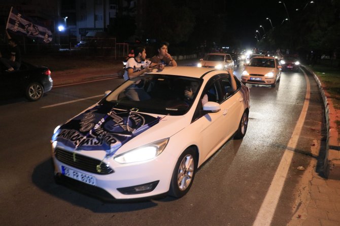 Adana Demirsporlu Taraftalar Şampiyonluğu Araçlarıyla Konvoy Yaparak Kutluyor